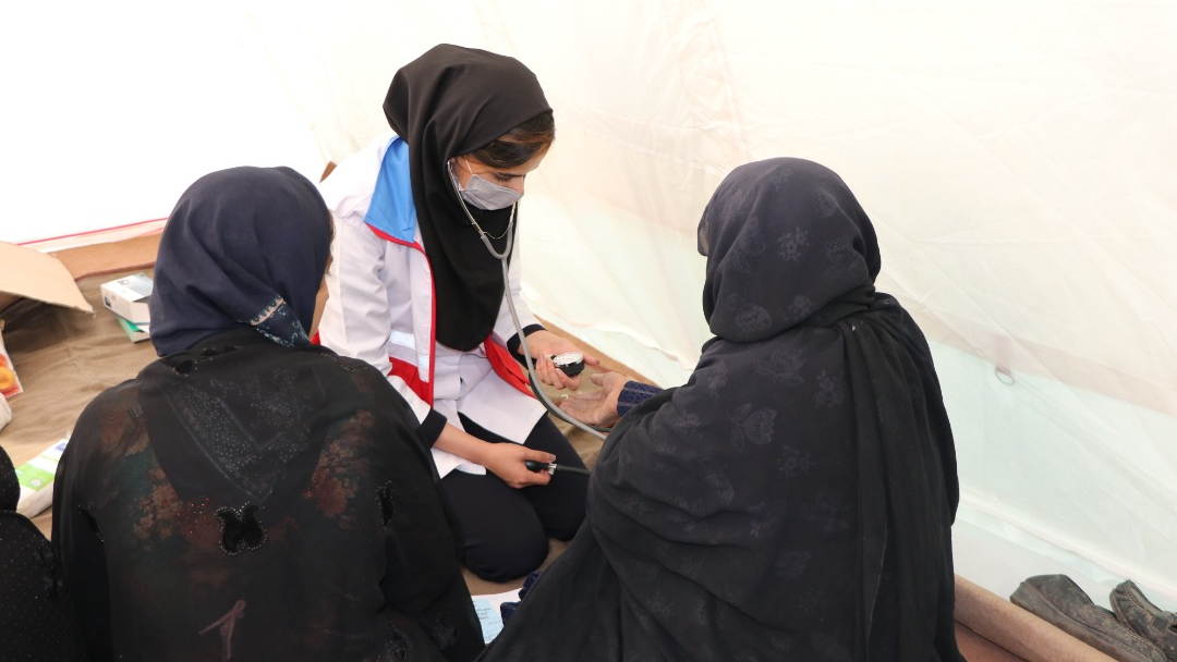 ویزیت رایگان 570 نفر توسط کاروان سلامت هلالاحمر چهارمحال و بختیاری/ 500 بسته حمایتی میان دانشآموزان توزیع شد
